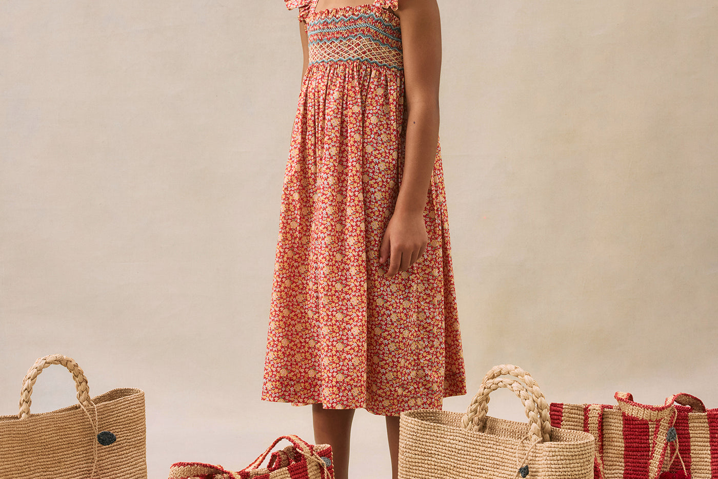 Crucero 2025 look con vestido en tejido Liberty de niña