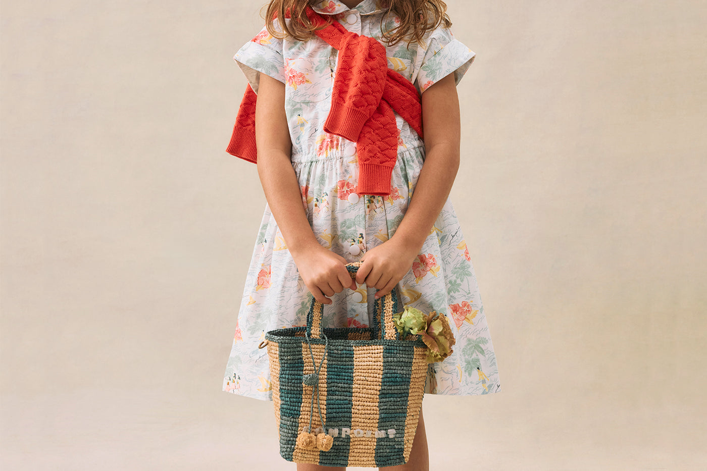 Crucero 2025 look con vestido estampado de niña