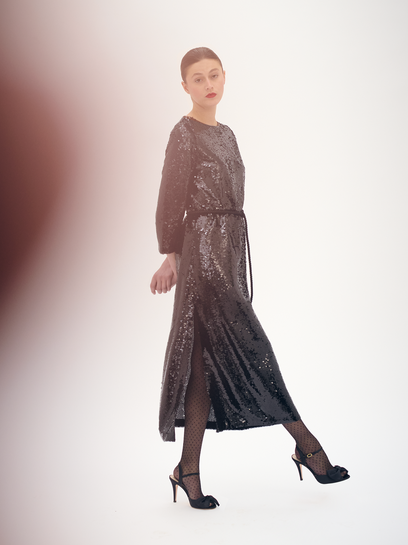 Invierno 2024 look con vestido de lentejuelas de mujer