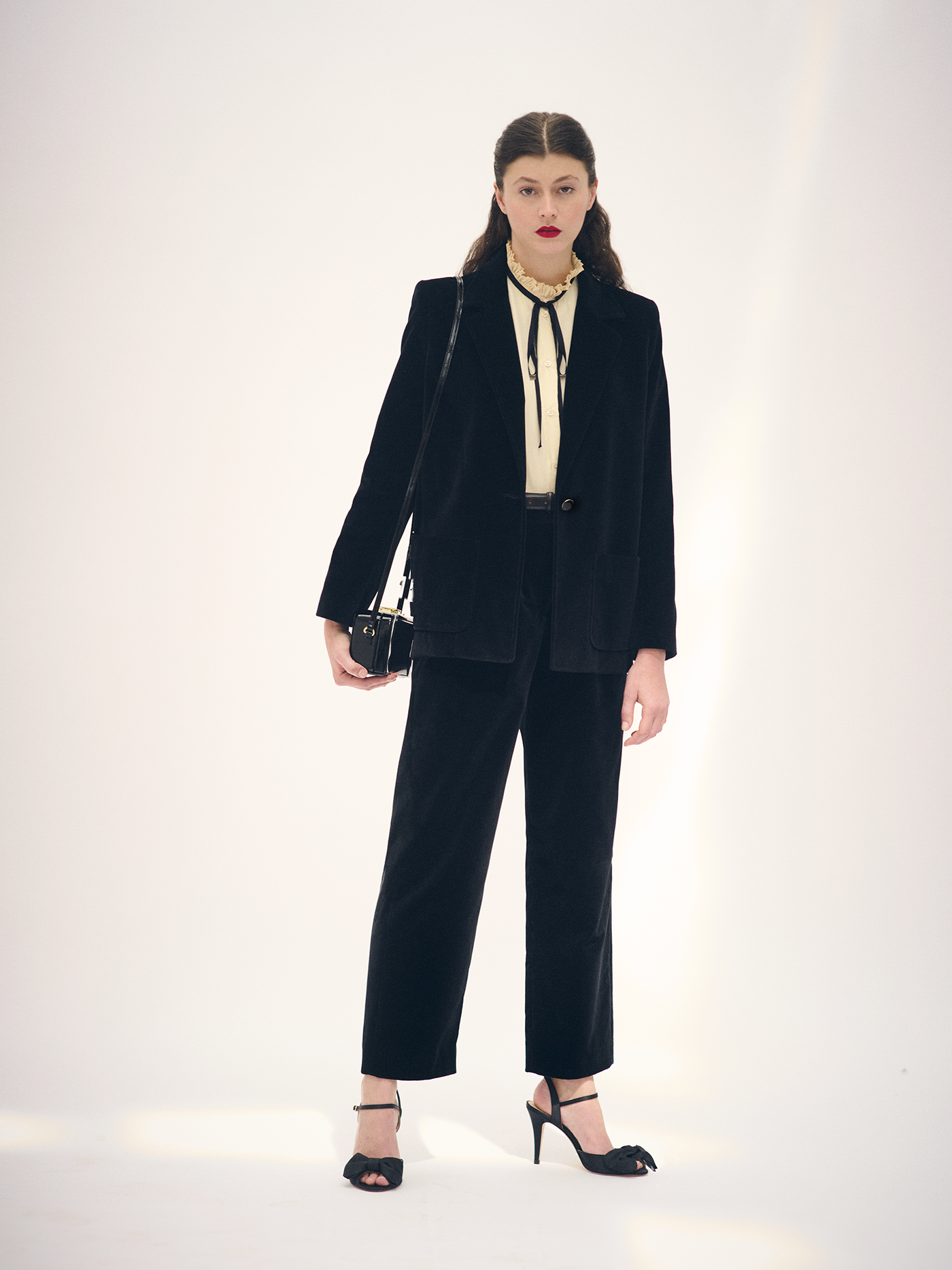 Invierno 2024 look con traje de terciopelo de mujer