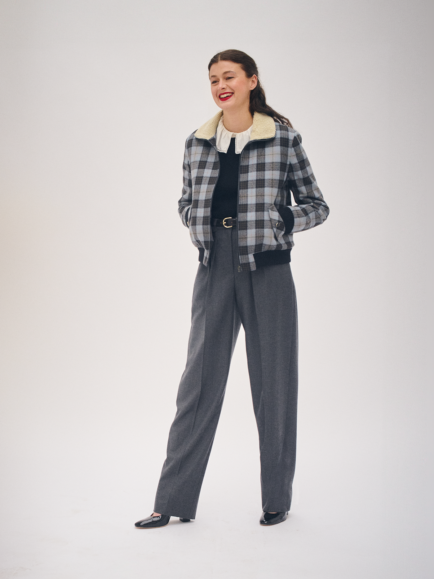Invierno 2024 look con blazer de cuadros de mujer