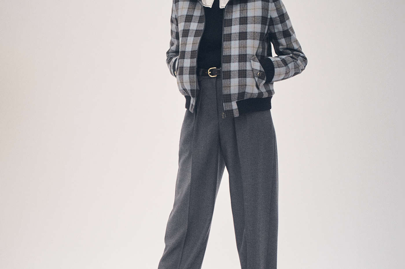 Invierno 2024 look con blazer de cuadros de mujer
