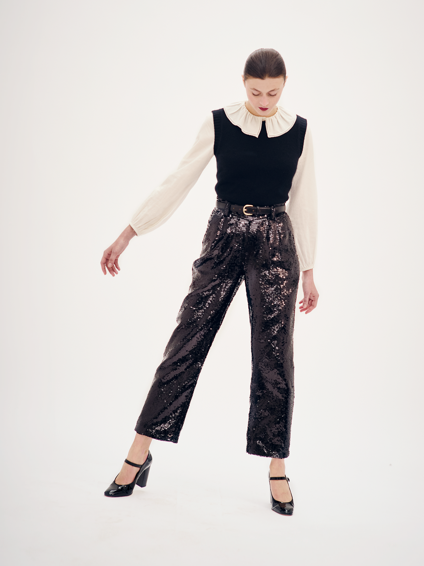 Invierno 2024 look con pantalón de lentejuelas de mujer