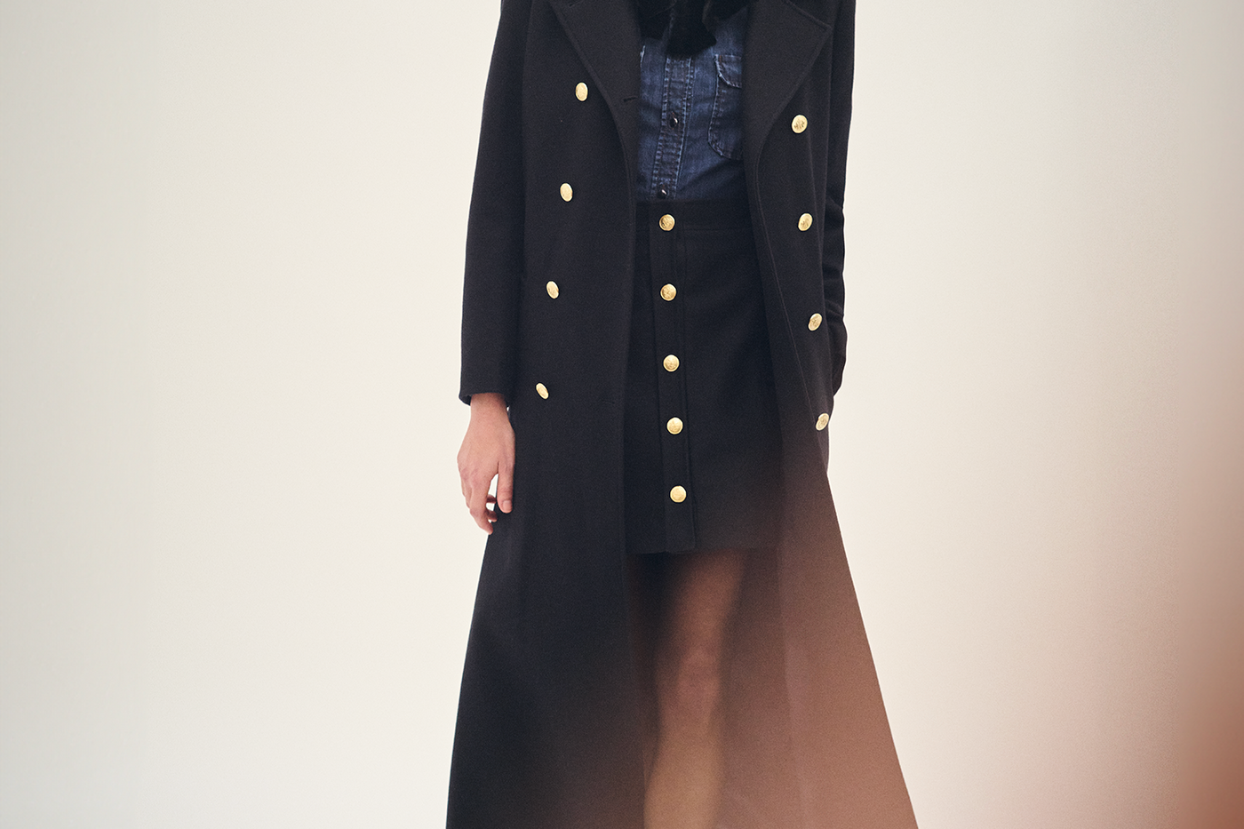 Invierno 2024 look con abrigo Greco de mujer 