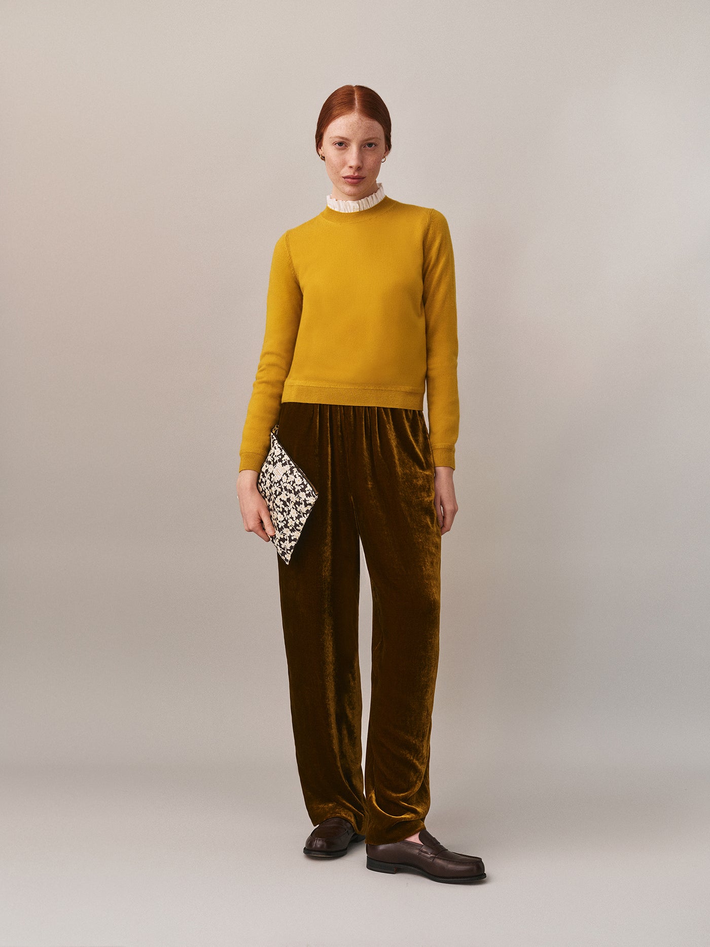 Look invernale donna 2025 - Pantaloni in velluto di seta