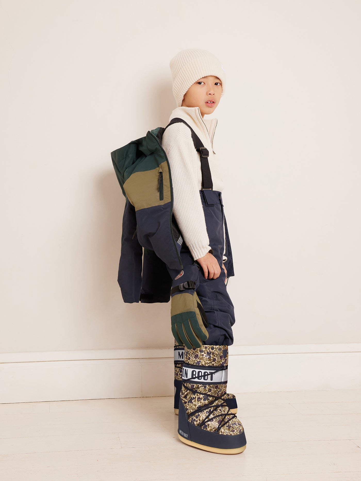 Invierno 2023 look con pantalón de esquí de niño