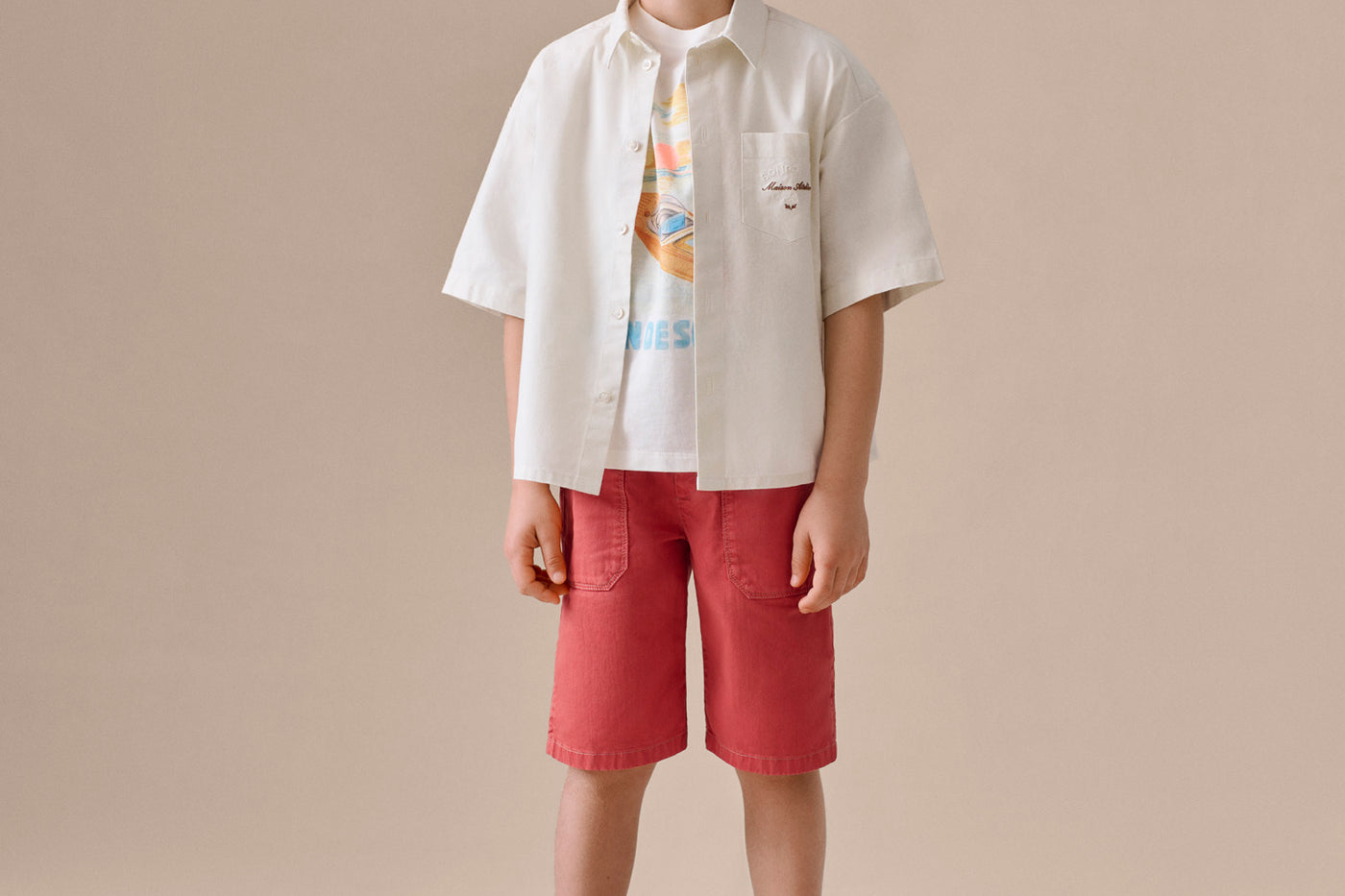 Look de niño verano 2026 - Camisa blanca oversize