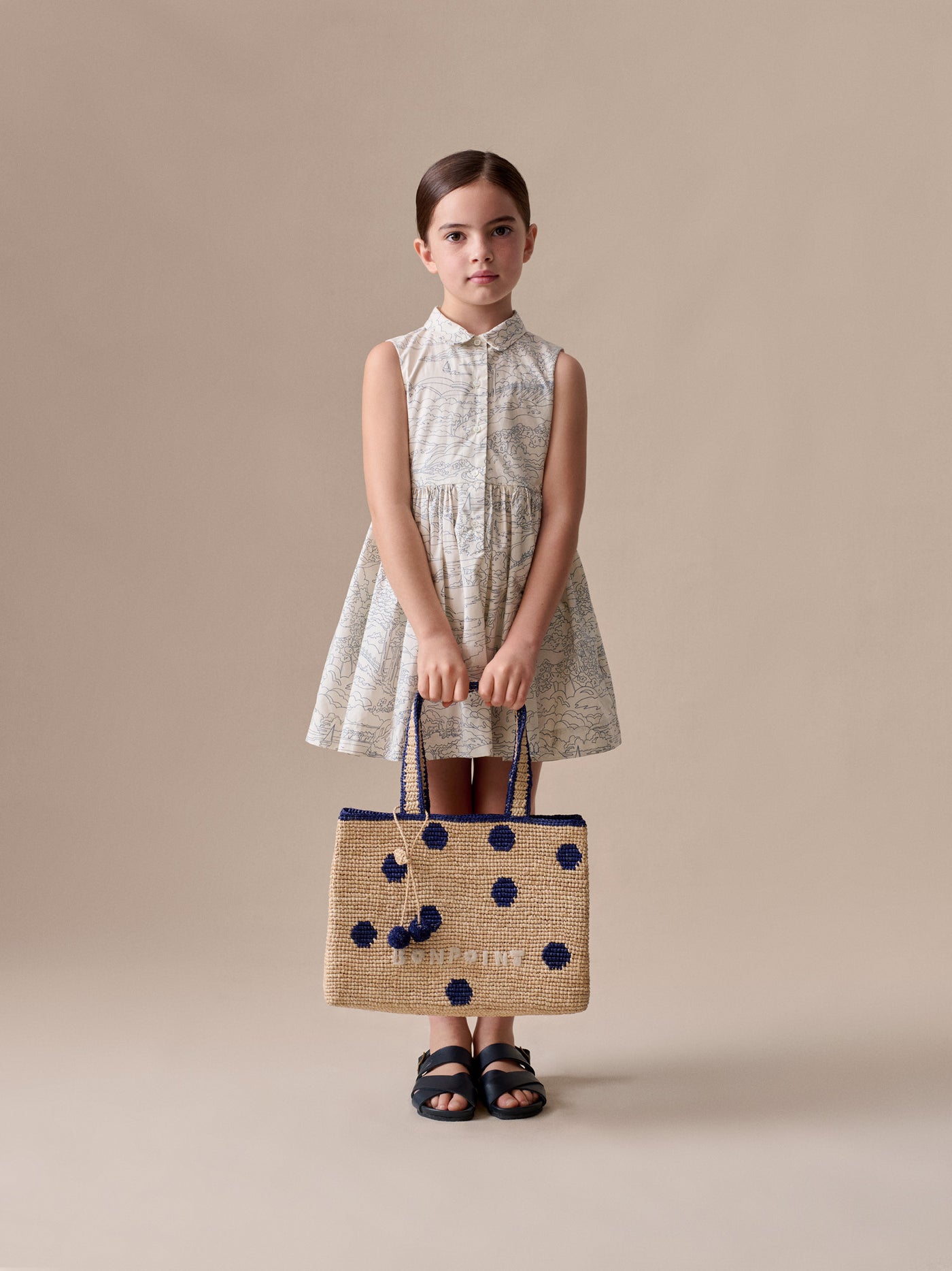 Mädchenlook Sommer 2026 – Kleid mit marineblauem Liberty-Muster