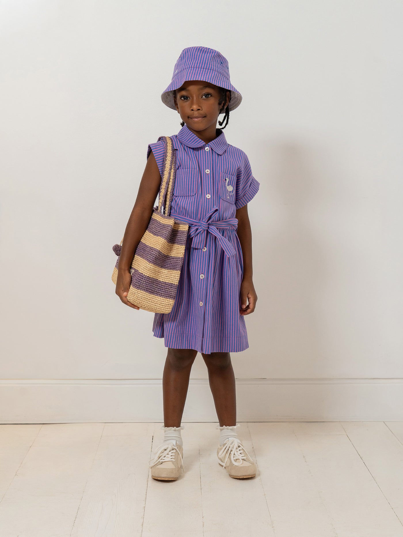 Look de niña colección Crucero 2026 - Vestido de rayas morado
