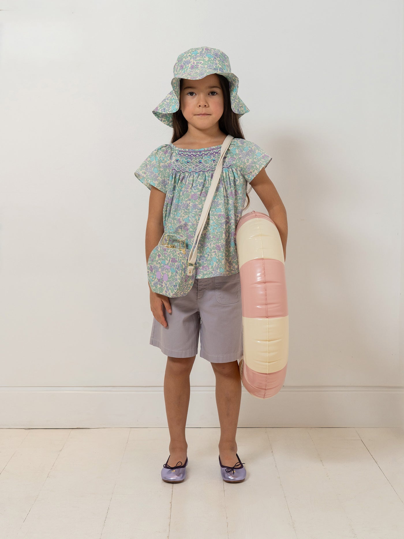 Look de niña colección Crucero 2026 - Blusa de tejido Liberty