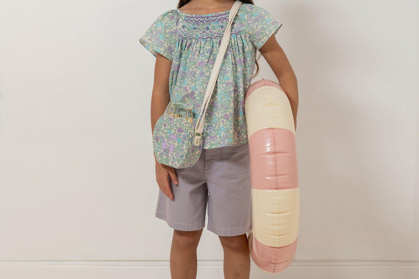 Look de niña colección Crucero 2026 - Blusa de tejido Liberty