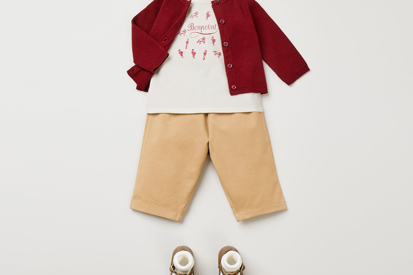 Invierno 2023 look con camiseta cira de bebé niña 