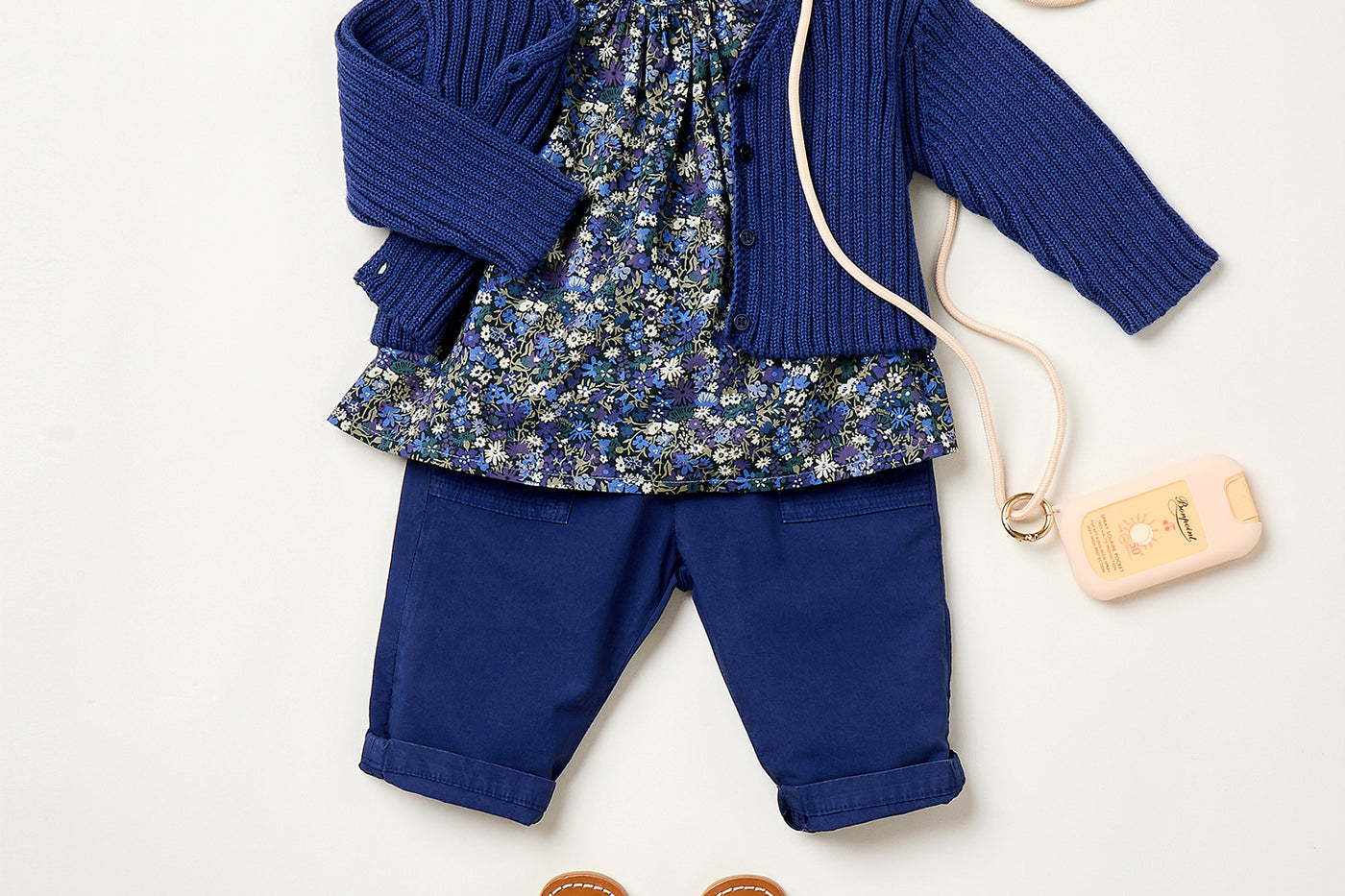 Verano 2025 Look de bebé niña - Blusa de manga con volantes y pantalón azul