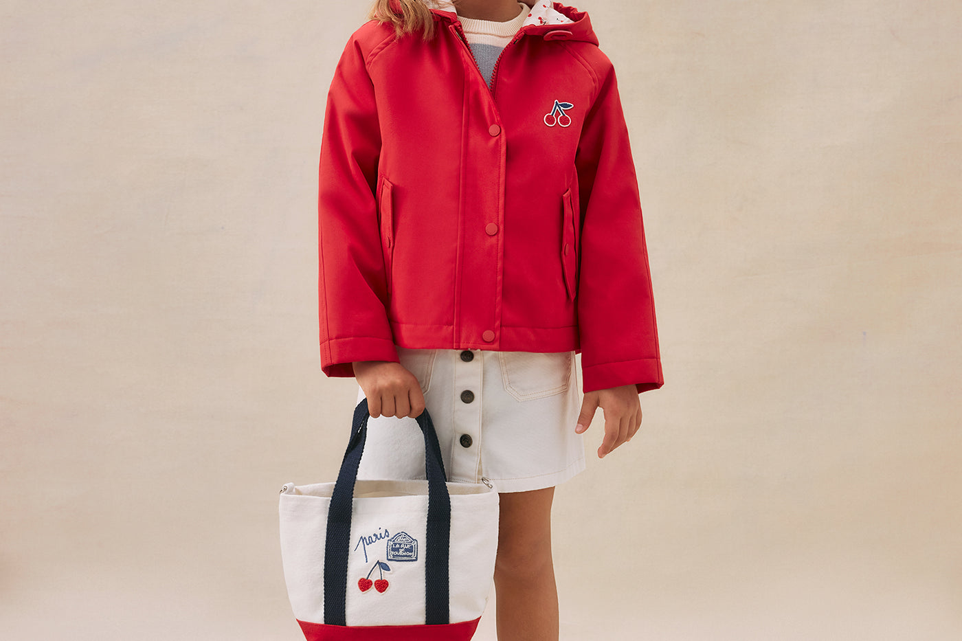 Look de niña verano 2025 Chaqueta roja