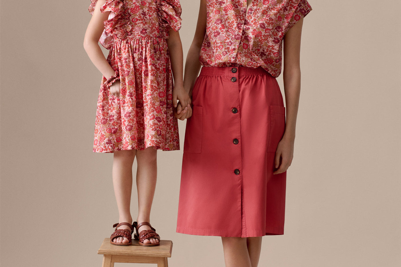 Look dúo verano 2026 - Vestido de niña y blusa de mujer en tejido Liberty