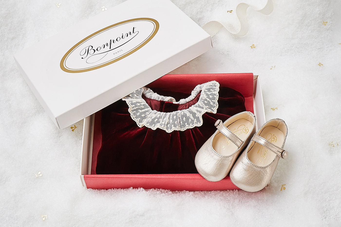 Caja regalo de Navidad con vestido de terciopelo burdeos de bebé niña