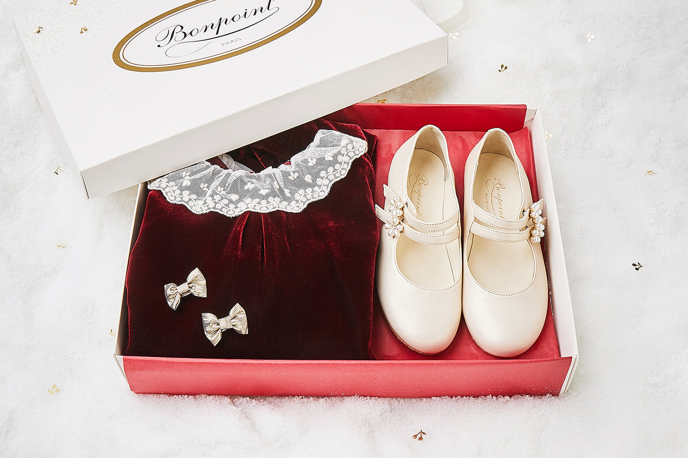 Caja regalo de Navidad con vestido de terciopelo burdeos de niña