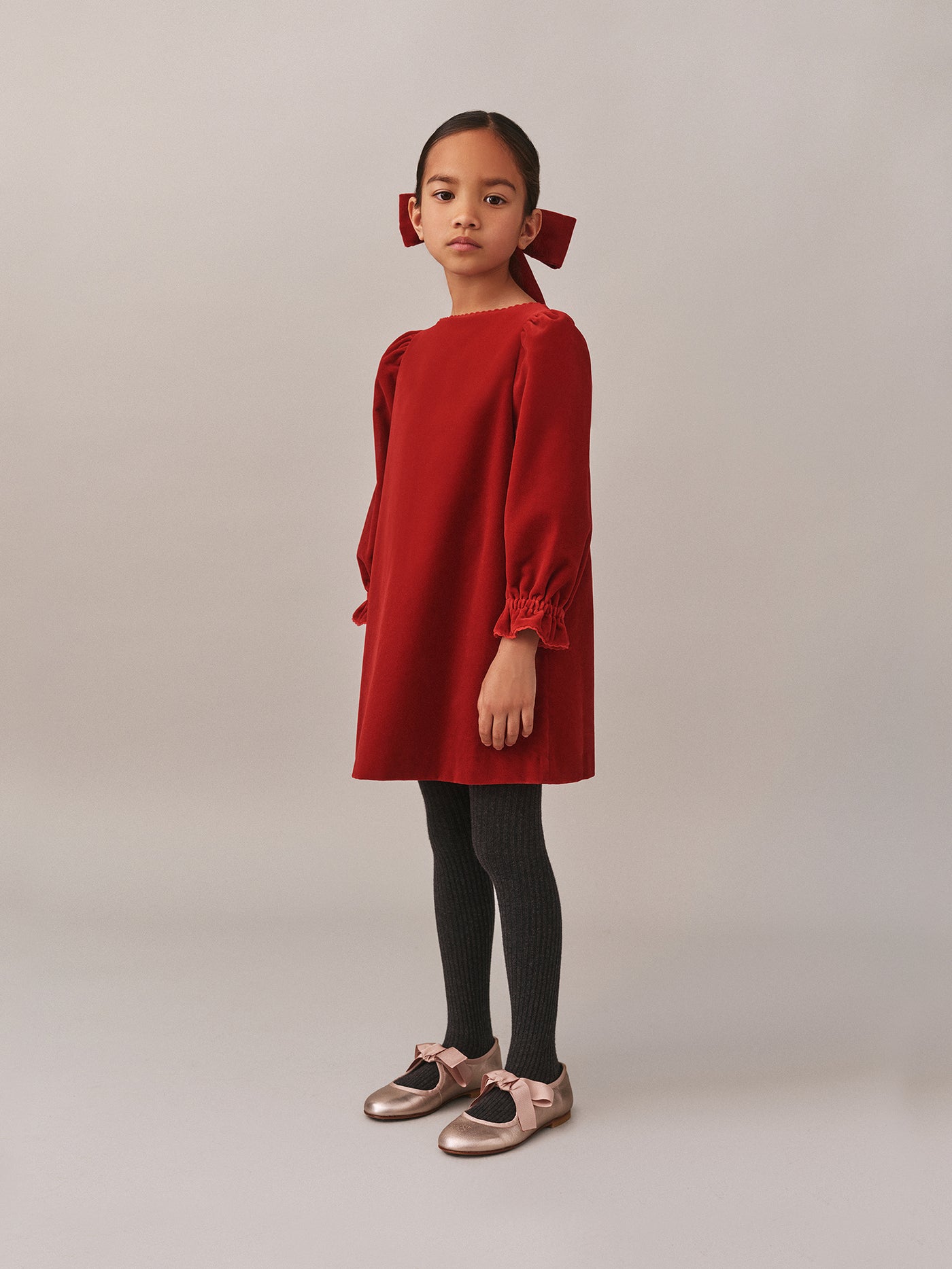 Look de niña invierno 2025 - Vestido de terciopelo rojo