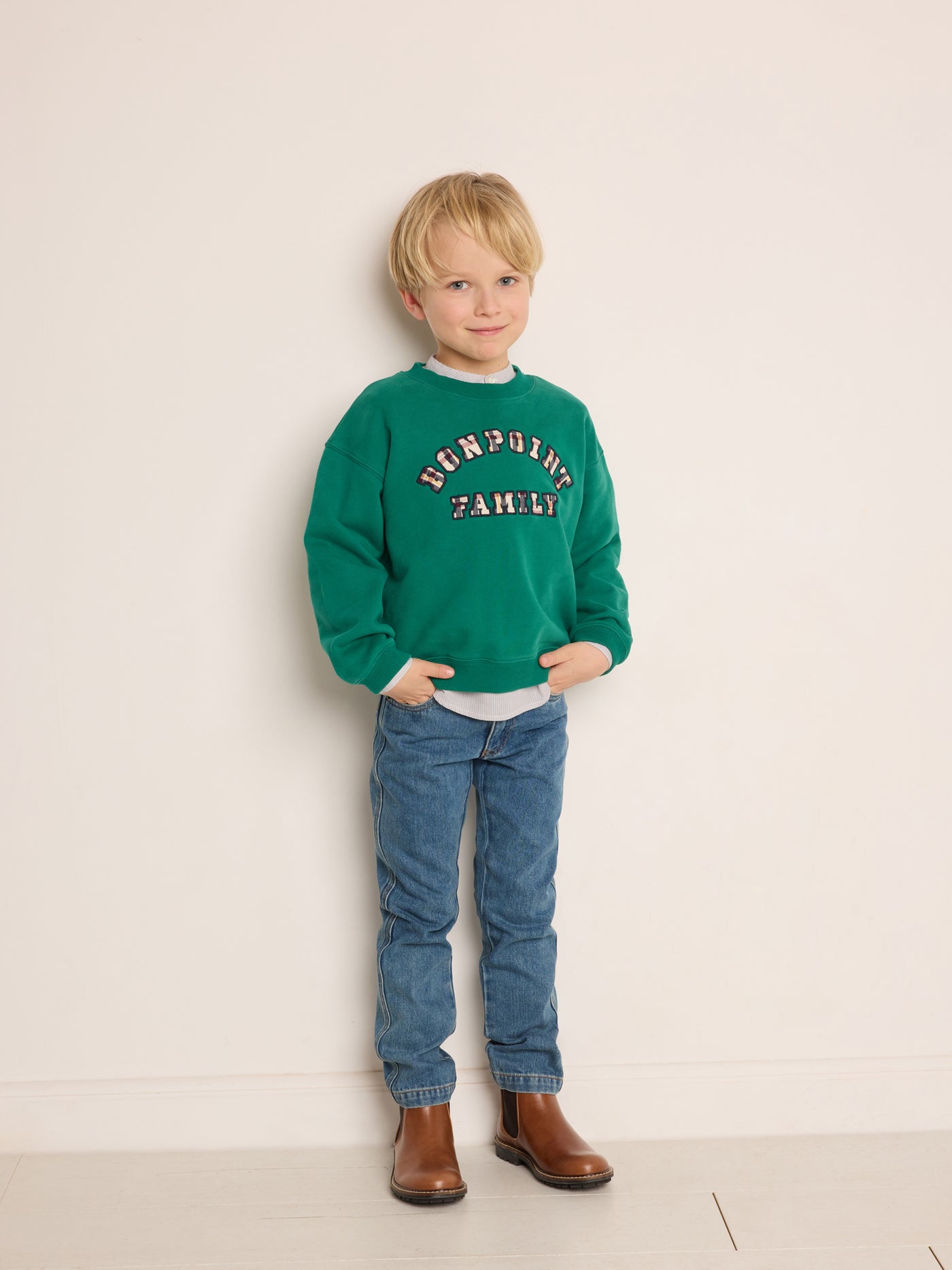 Invierno 2023 look con sudadera verde de niño