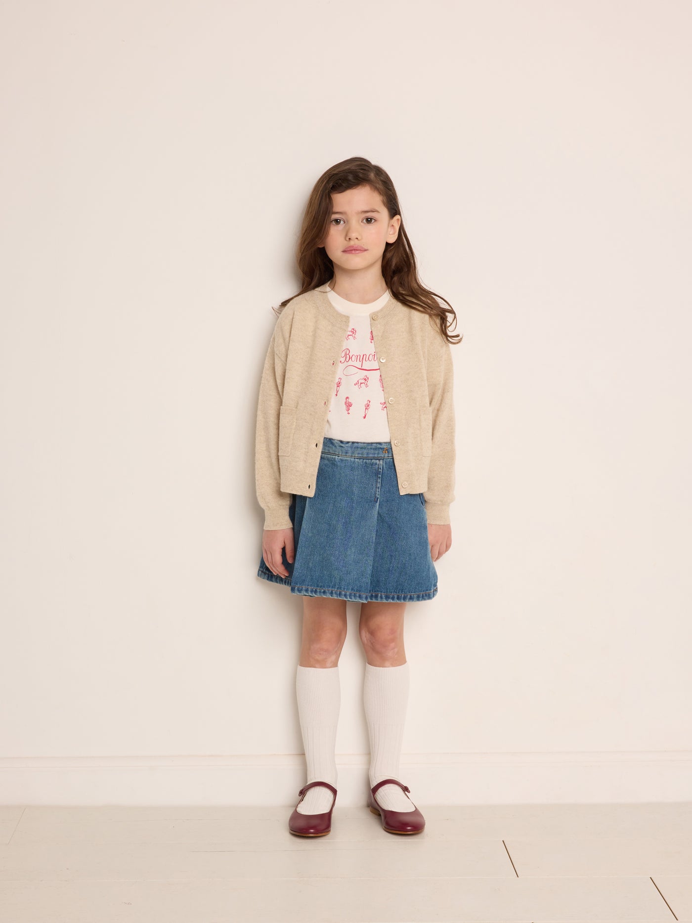 Invierno 2023 look con falda vaquera de niña