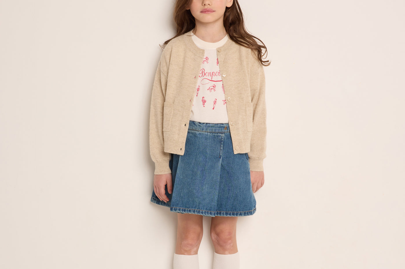 Invierno 2023 look con falda vaquera de niña