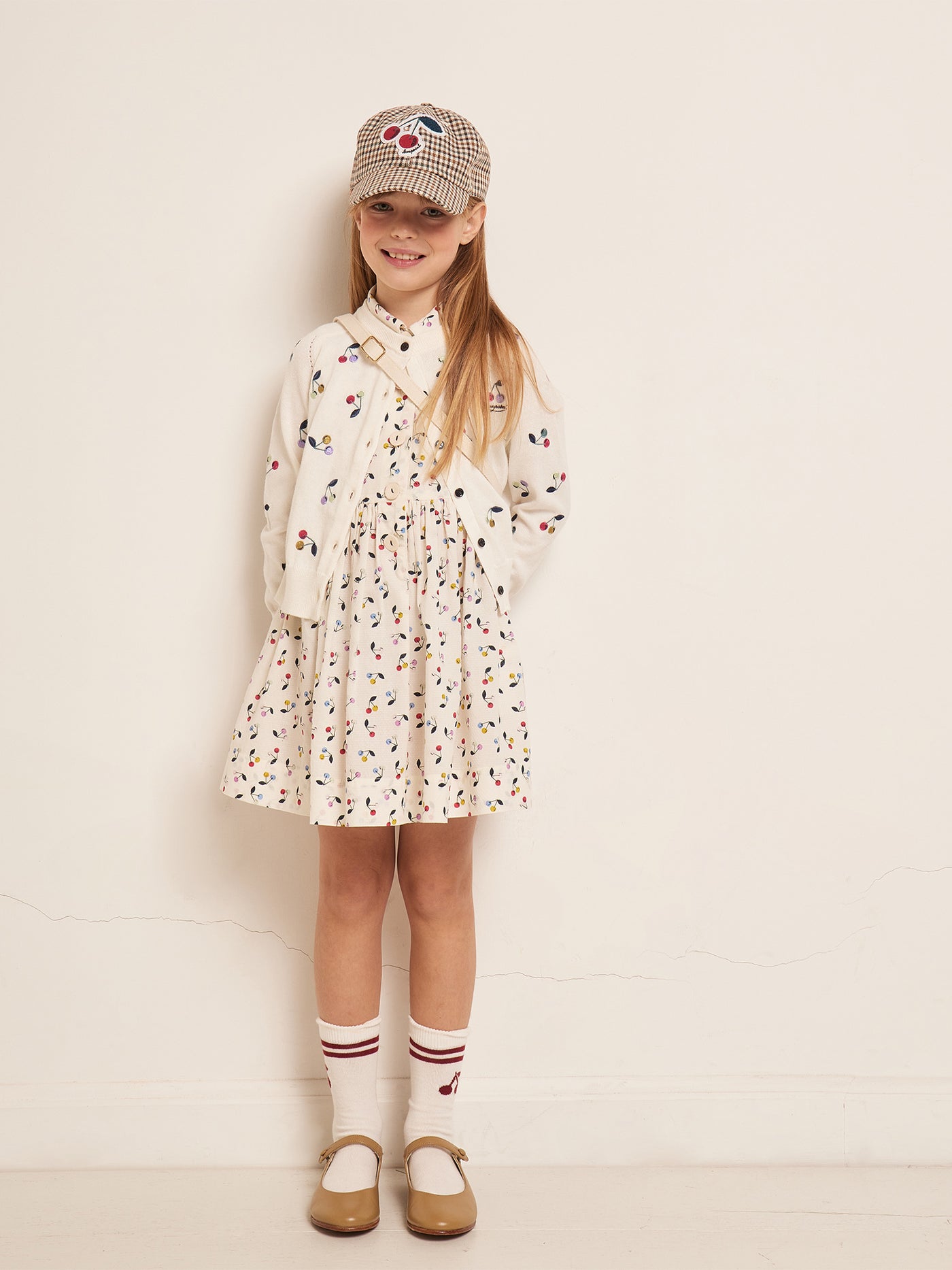 VERANO 2023 LOOK CON VESTIDO ESTAMPADO DE CEREZAS DE NIÑA