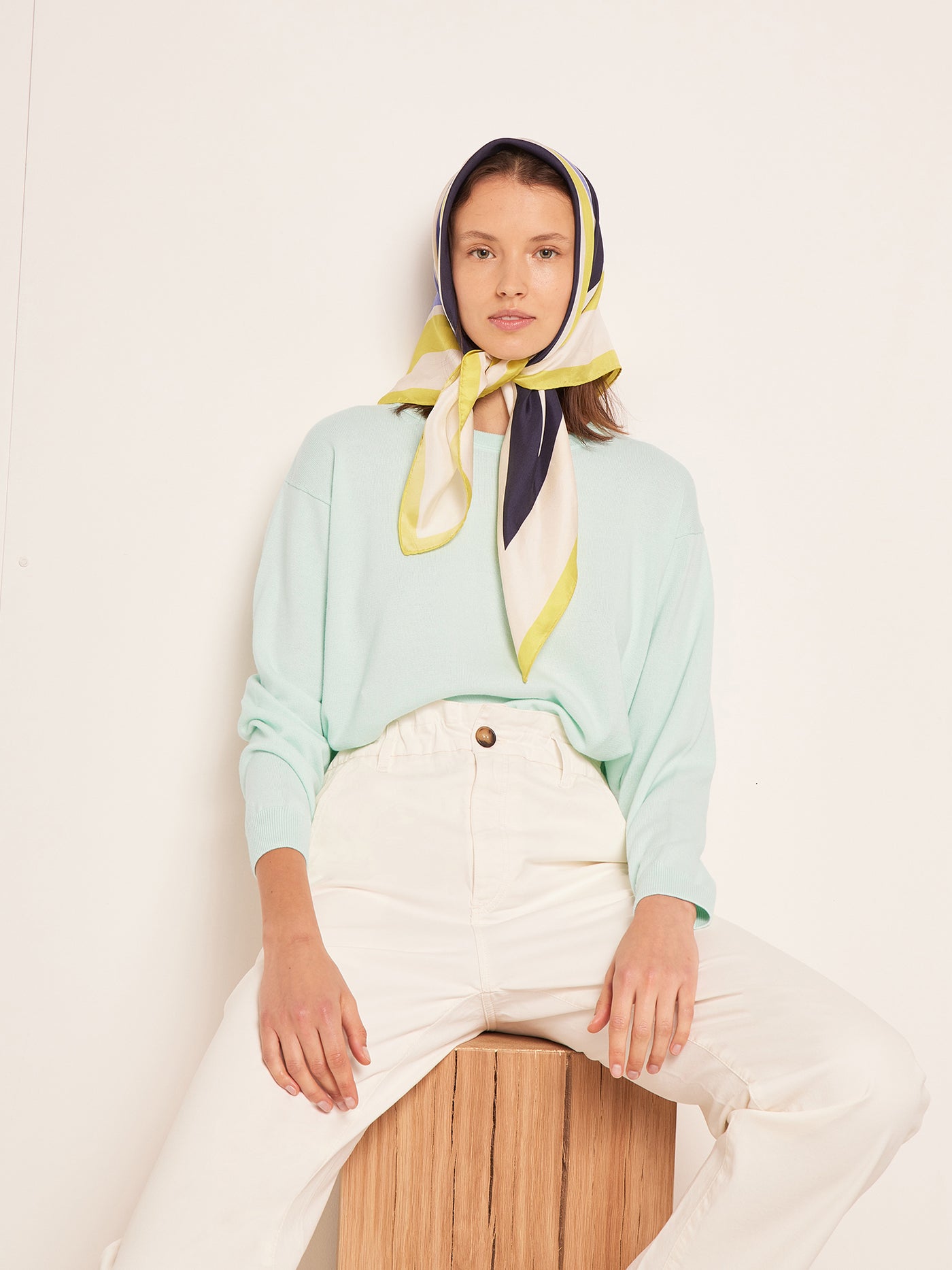 VERANO 2023 LOOK CON JERSEY AZUL DE MUJER 