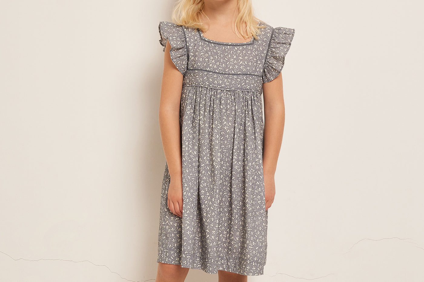 VERANO 2023 LOOK CON VESTIDO GRIS DE NIÑA