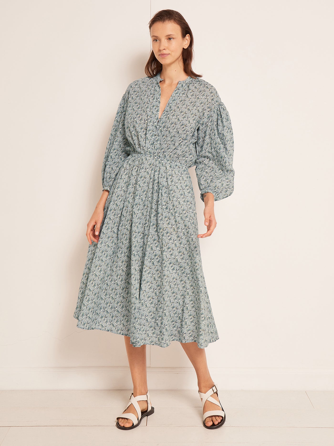 VERANO 2023 LOOK CON VESTIDO ESTAMPADO DE MUJER 