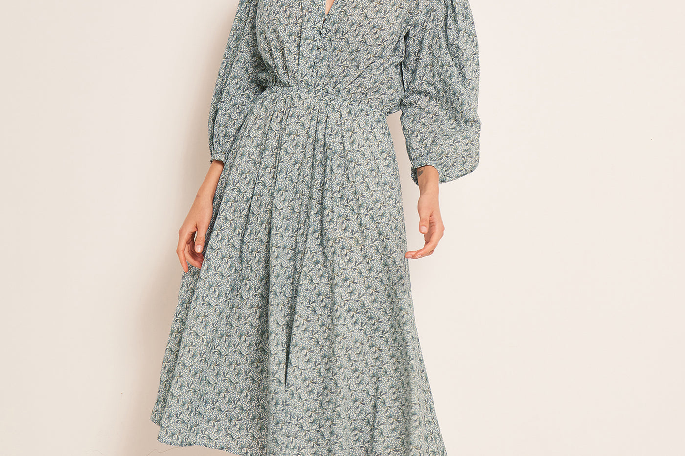 VERANO 2023 LOOK CON VESTIDO ESTAMPADO DE MUJER 