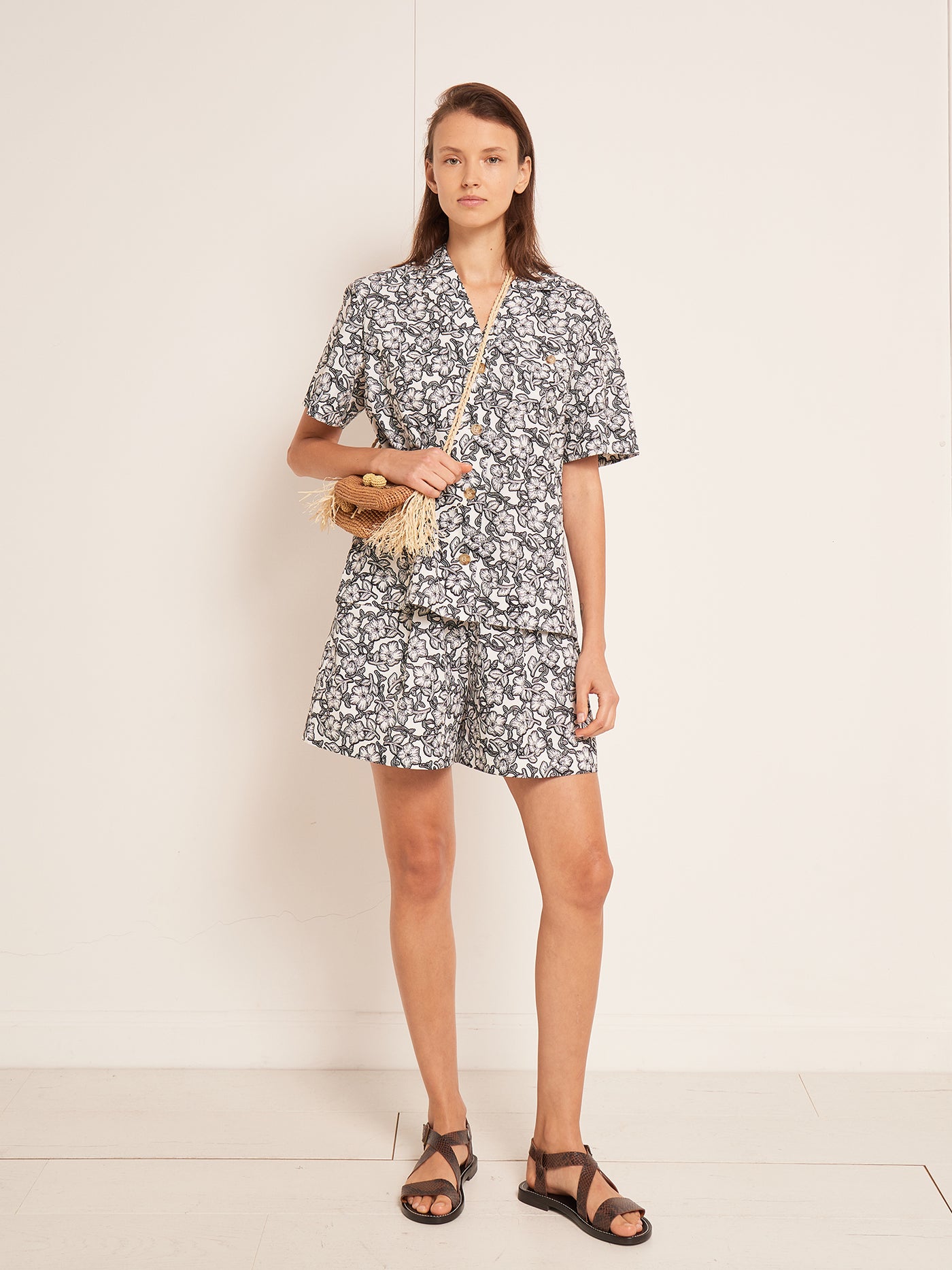 VERANO 2023 LOOK CON CAMISA ESTAMPADA DE MUJER
