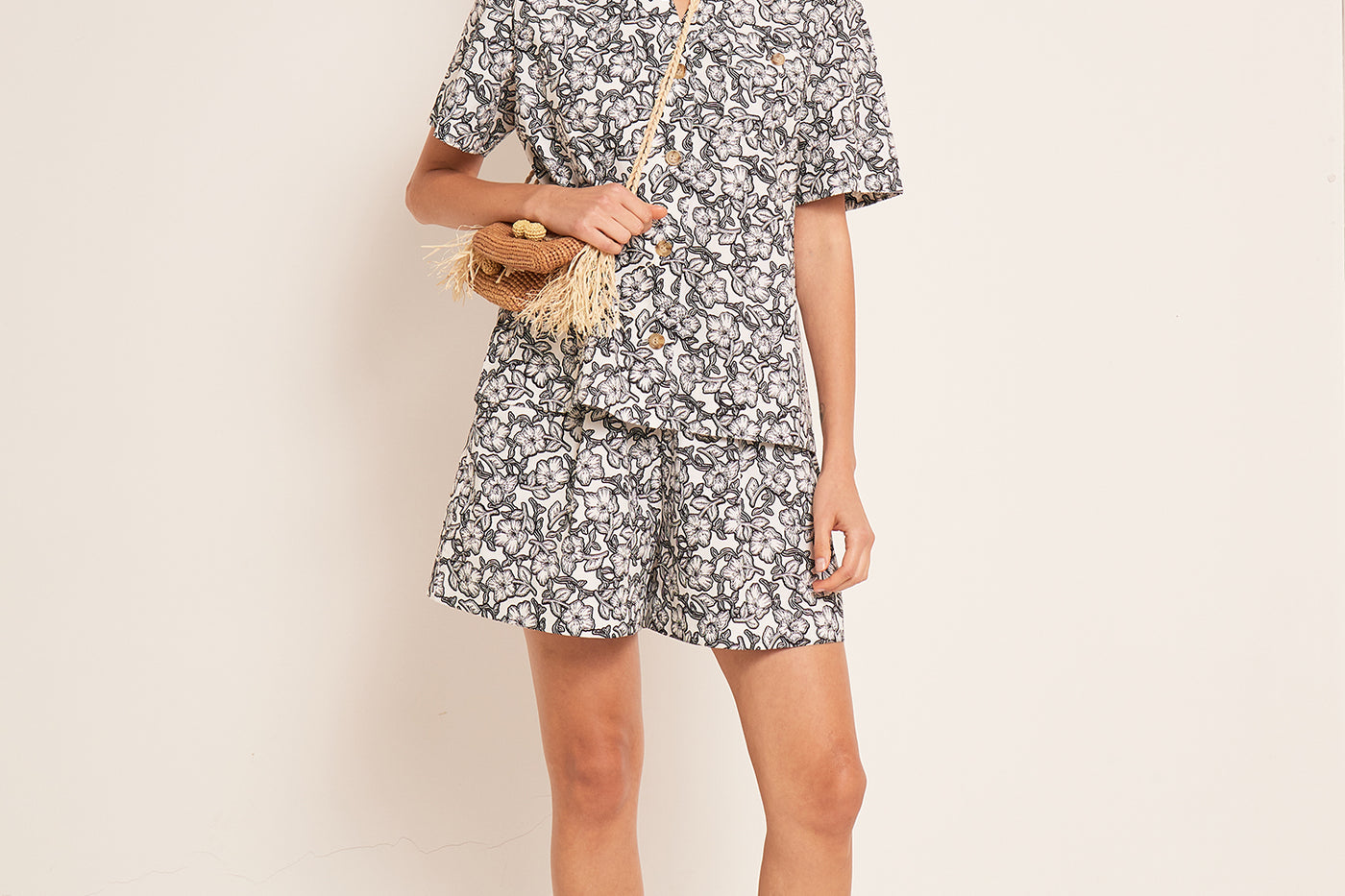 VERANO 2023 LOOK CON CAMISA ESTAMPADA DE MUJER