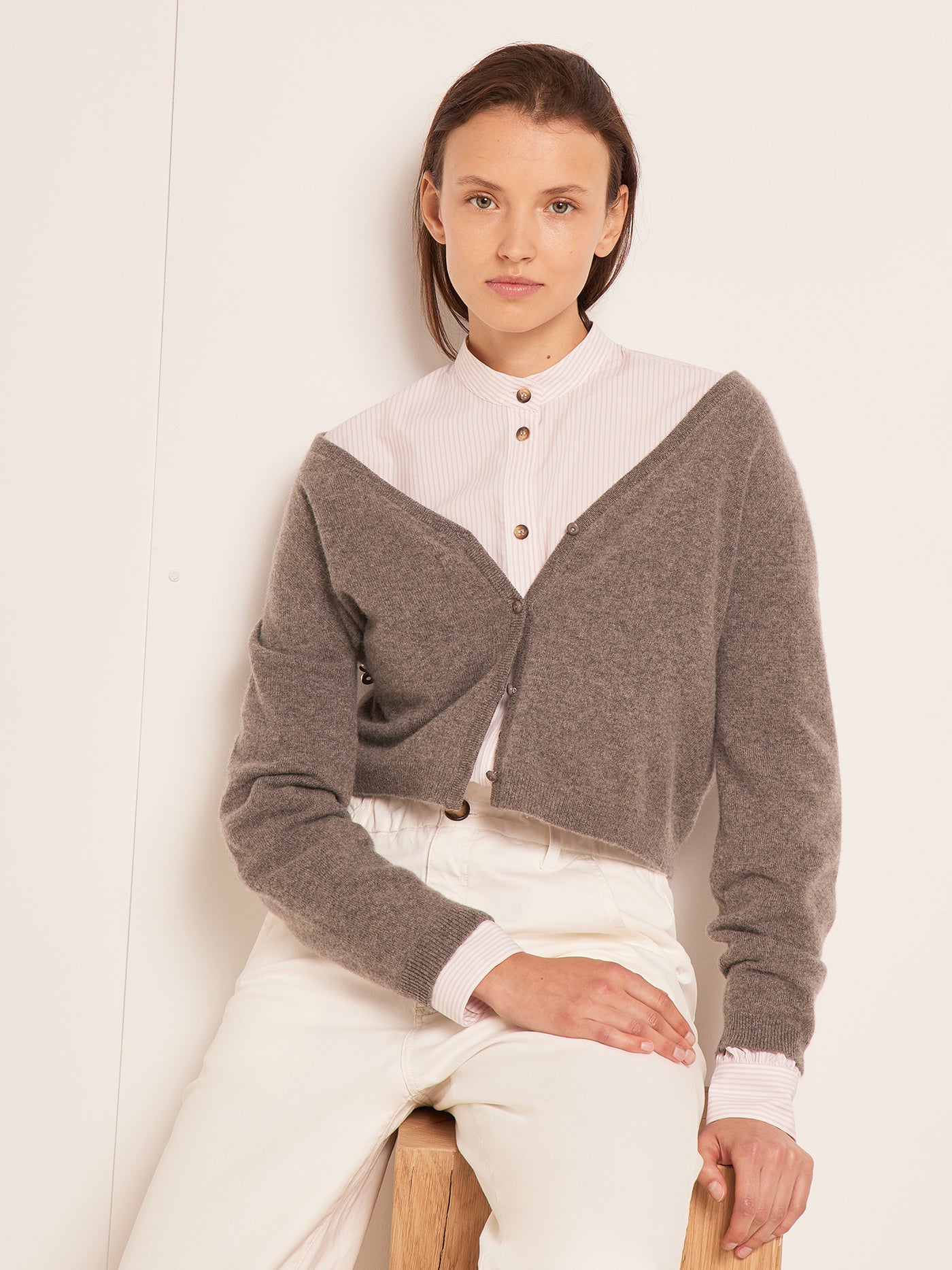 VERANO 2023 LOOK CON CÁRDIGAN GRIS DE MUJER