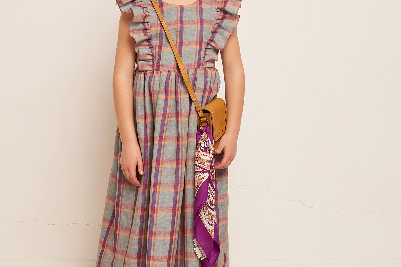 VERANO 2023 LOOK CON VESTIDO LARGO DE CUADROS DE NIÑA