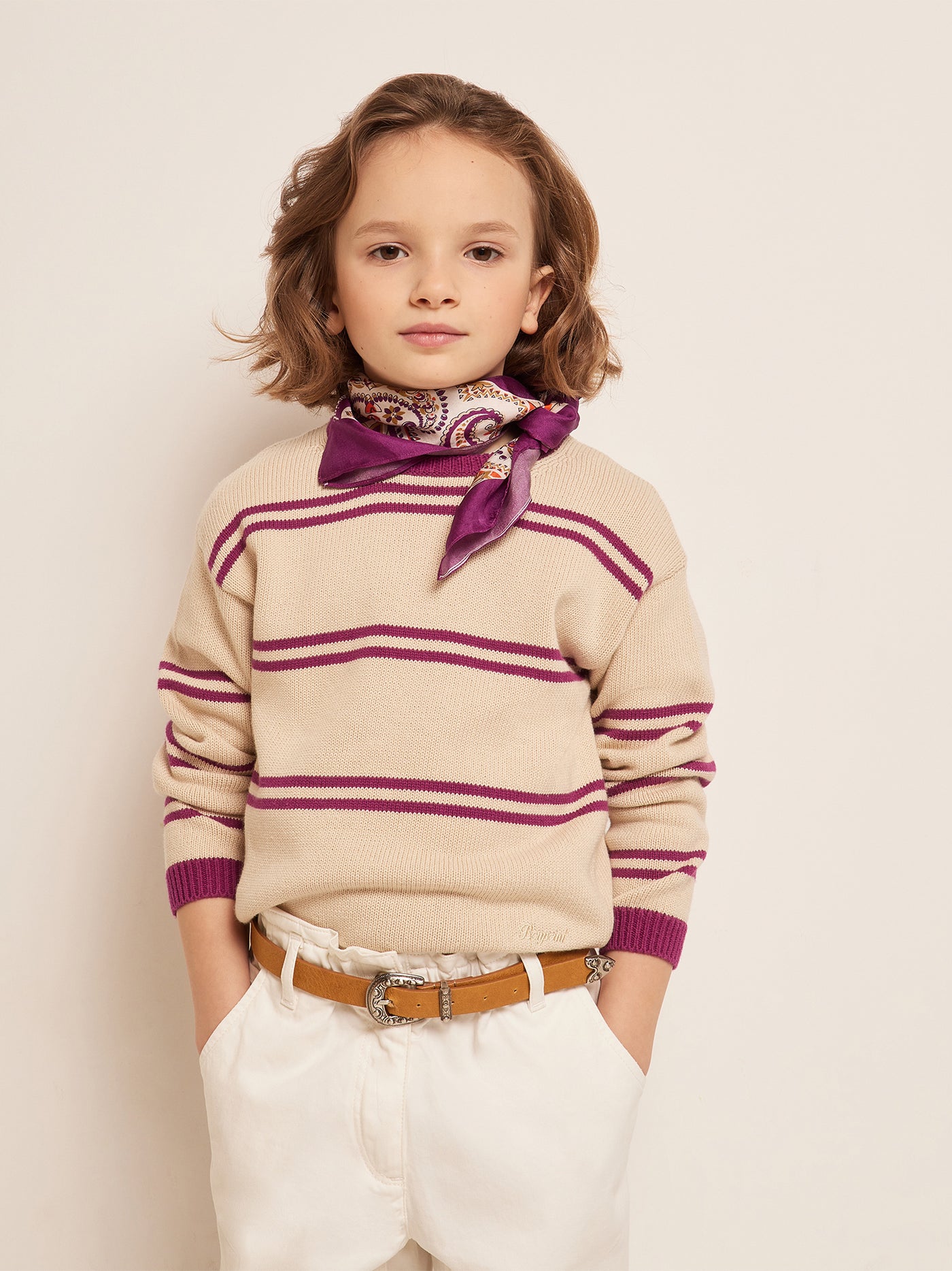VERANO 2023 LOOK CON SUDADERA DE RAYAS DE NIÑA