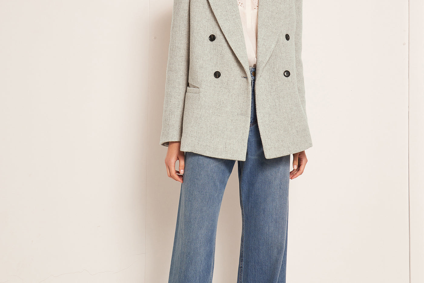 VERANO 2023 LOOK CON ABRIGO GRIS DE MUJER