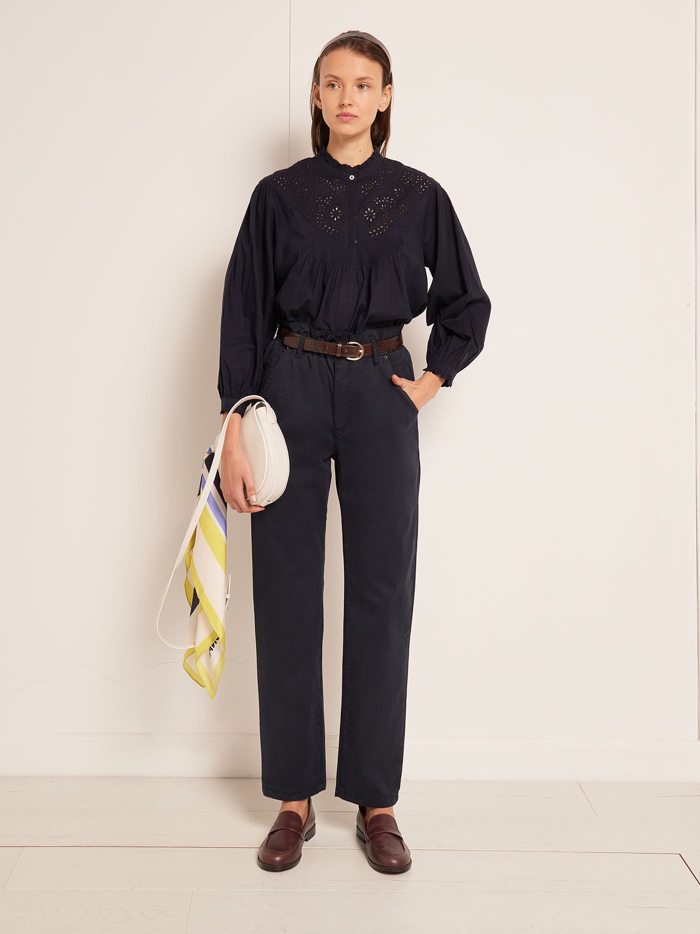 VERANO 2023 LOOK CON CAMISA AZUL MARINO DE MUJER