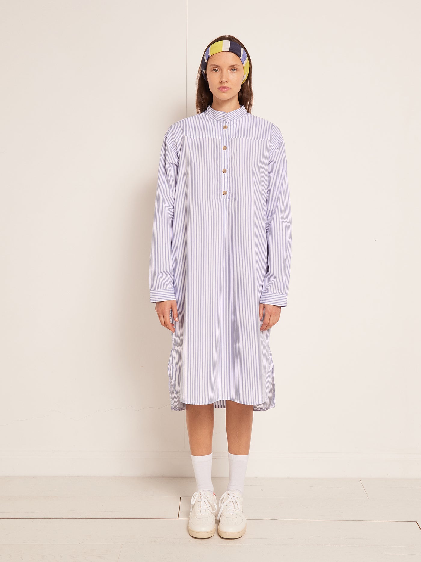 VERANO 2023 LOOK CON VESTIDO DE RAYAS DE MUJER