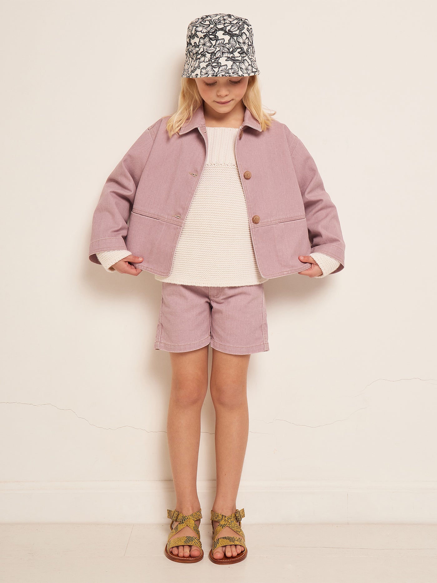 VERANO 2023 LOOK CON CHAQUETA MORADA DE NIÑA