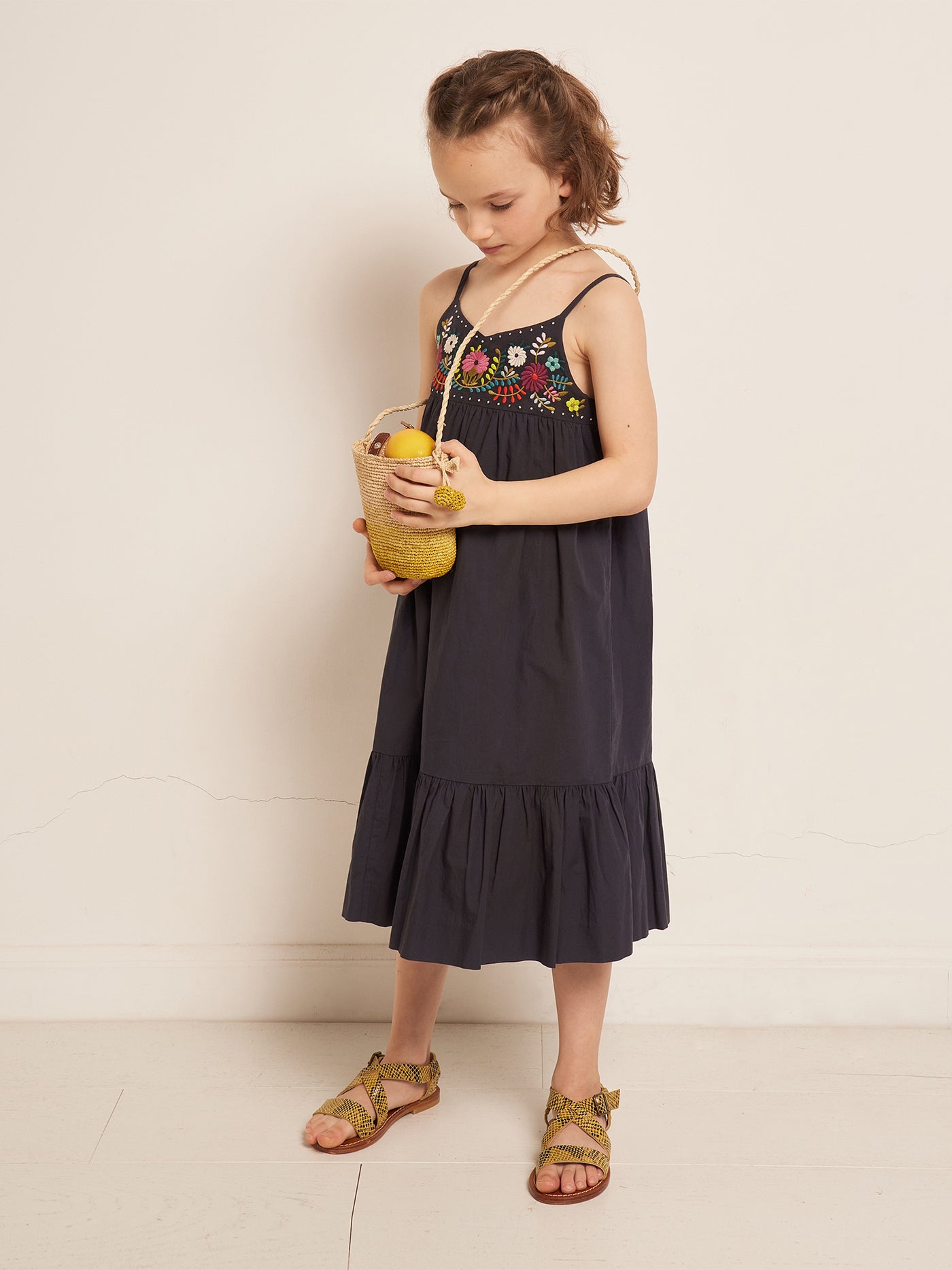 VERANO 2023 LOOK CON VESTIDO AZUL MARINO DE NIÑA