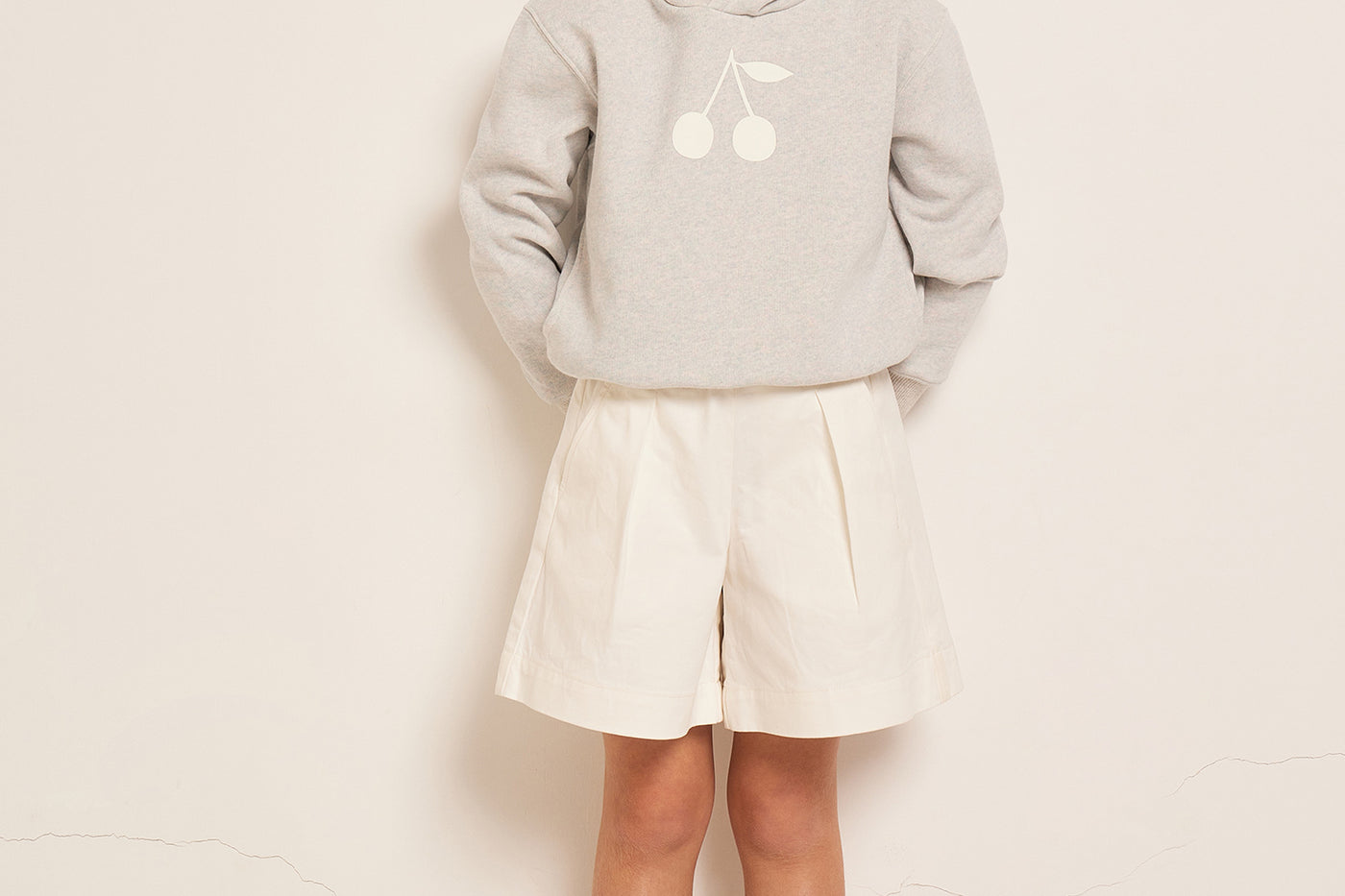 VERANO 2023 LOOK CON SUDADERA GRIS DE NIÑA