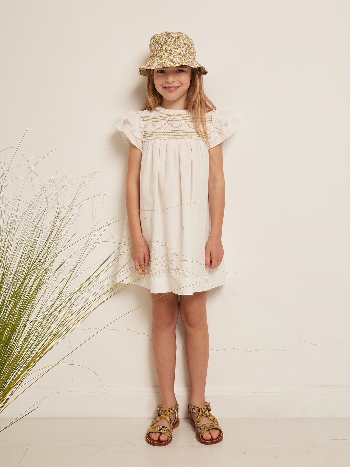 VERANO 2023 LOOK CON VESTIDO BLANCO DE NIÑA