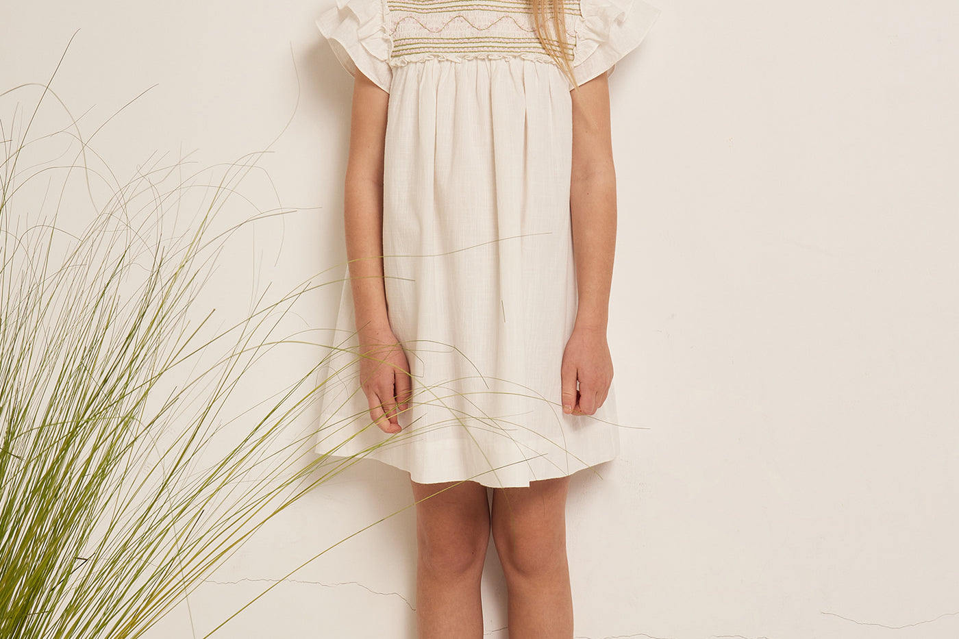 VERANO 2023 LOOK CON VESTIDO BLANCO DE NIÑA
