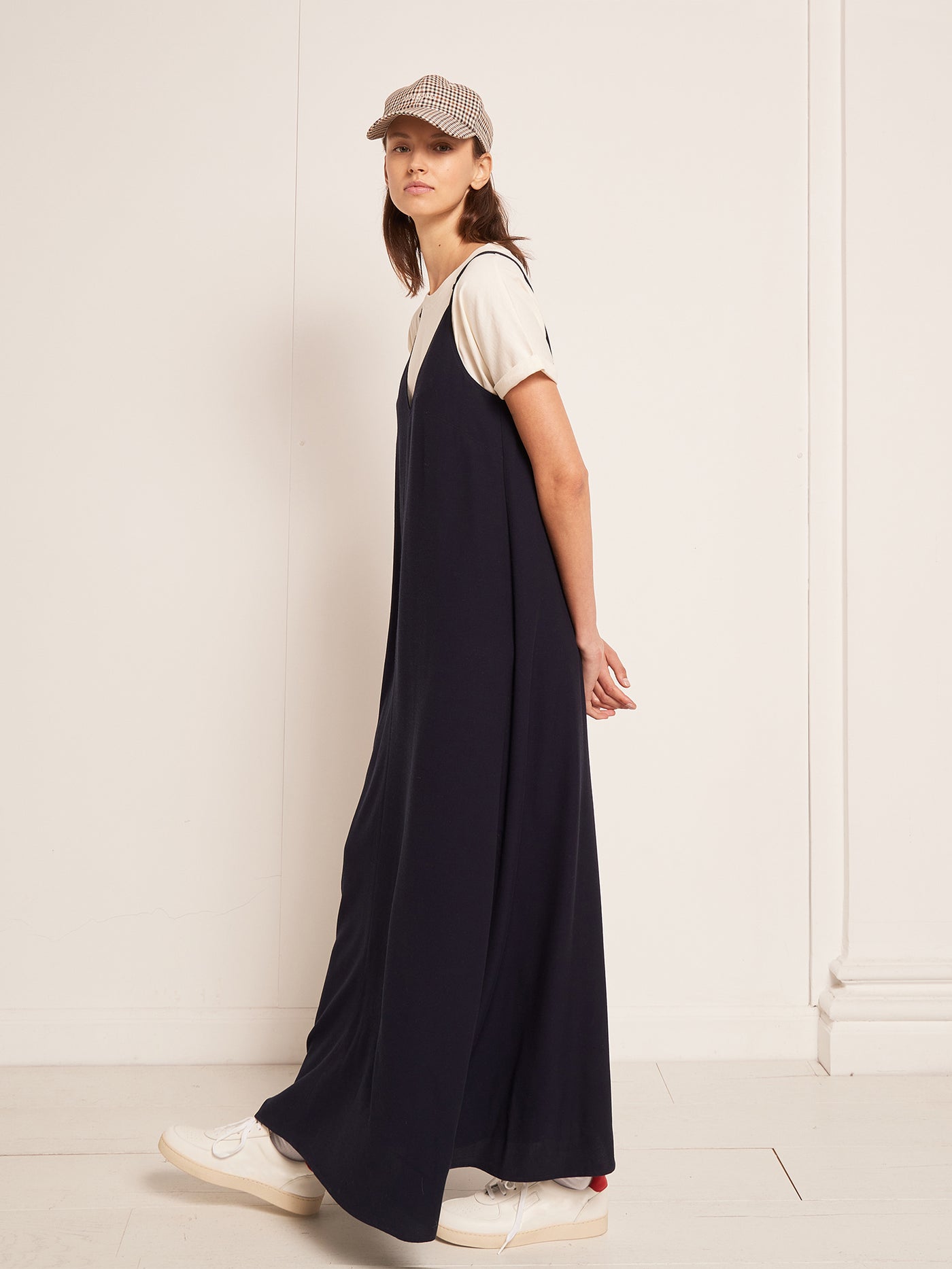 VERANO 2023 LOOK CON VESTIDO AZUL MARINO DE MUJER