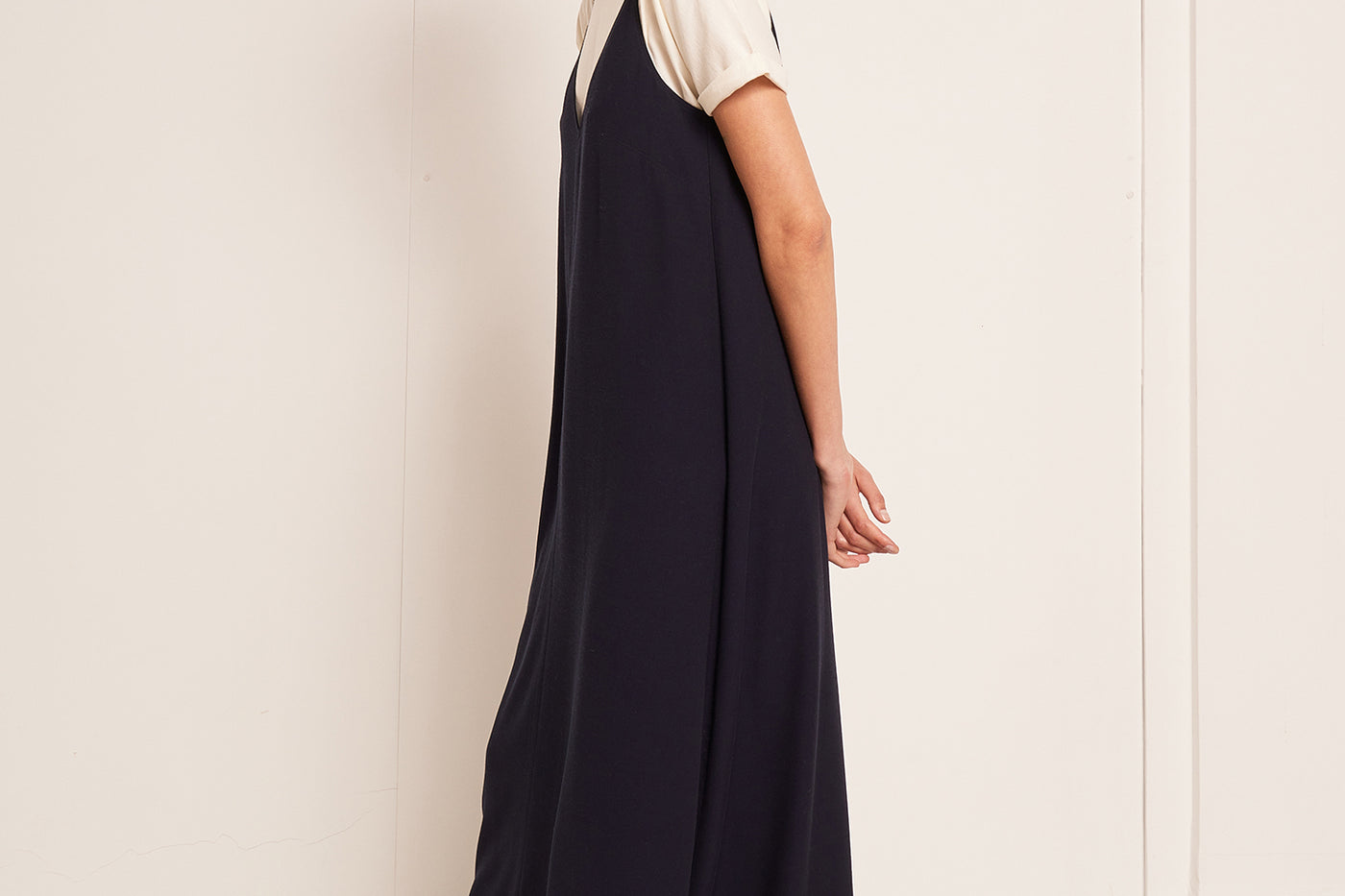 VERANO 2023 LOOK CON VESTIDO AZUL MARINO DE MUJER