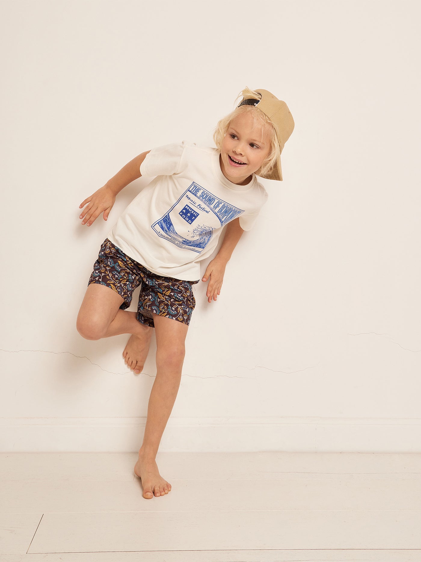 VERANO 2023 LOOK CON CAMISETA BLANCA DE NIÑO