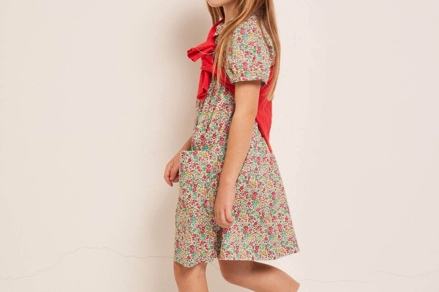 VERANO 2023 LOOK CON VESTIDO CON PUNTO SMOCK DE NIÑA