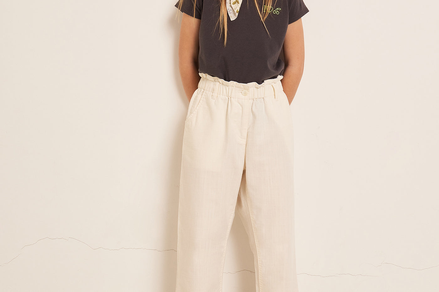 VERANO 2023 LOOK CON PANTALÓN BLANCO DE NIÑA