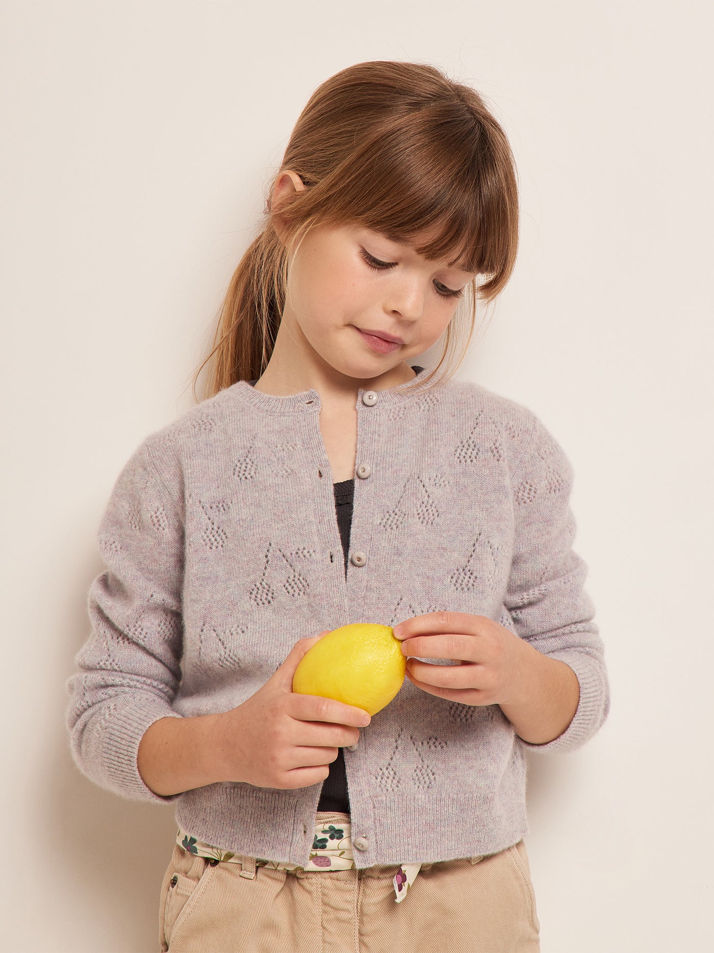 SOMMER 2023 MÄDCHEN GRAUE STRICKJACKE