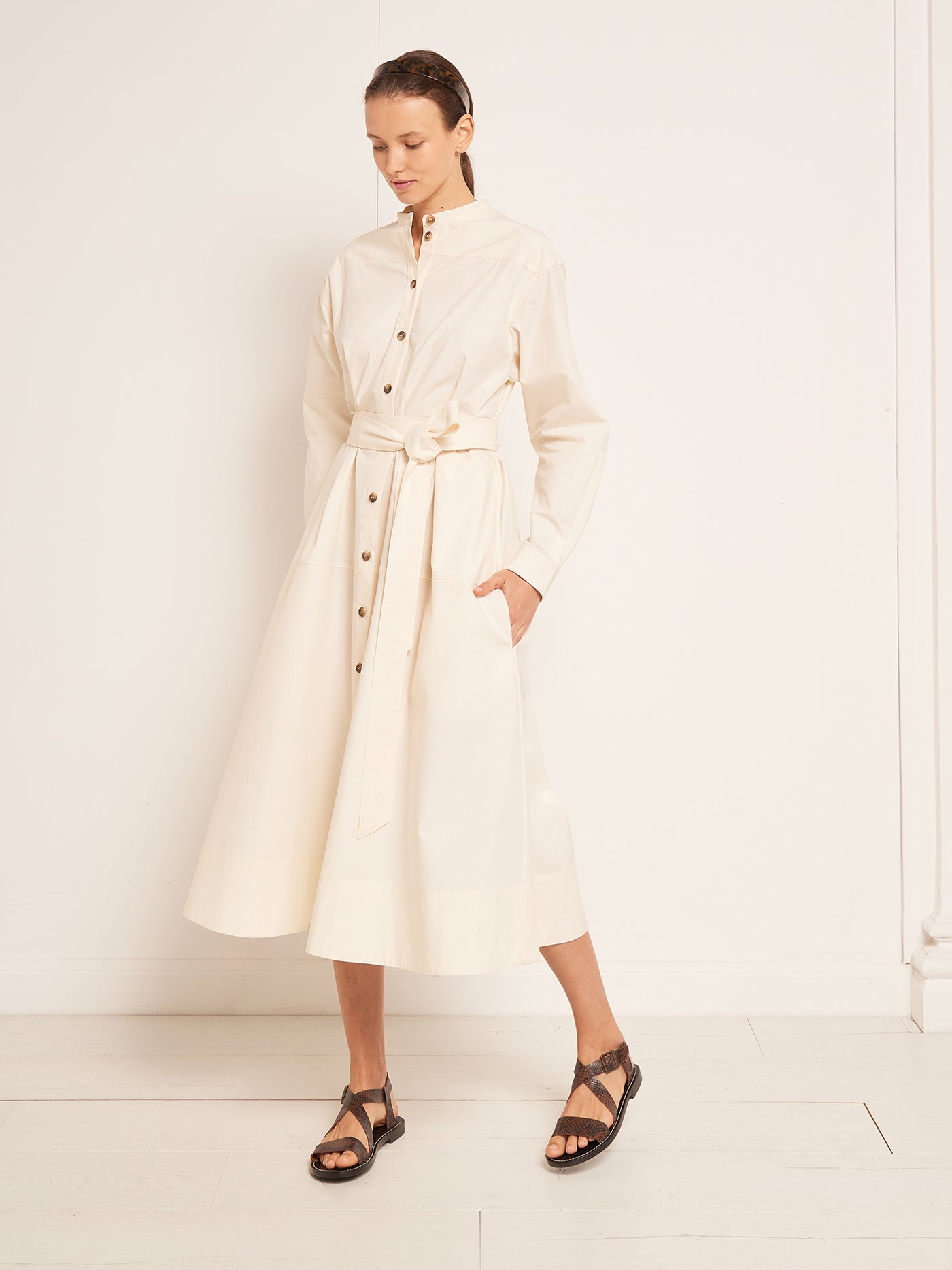 VERANO 2023 LOOK CON VESTIDO BLANCO DE MUJER